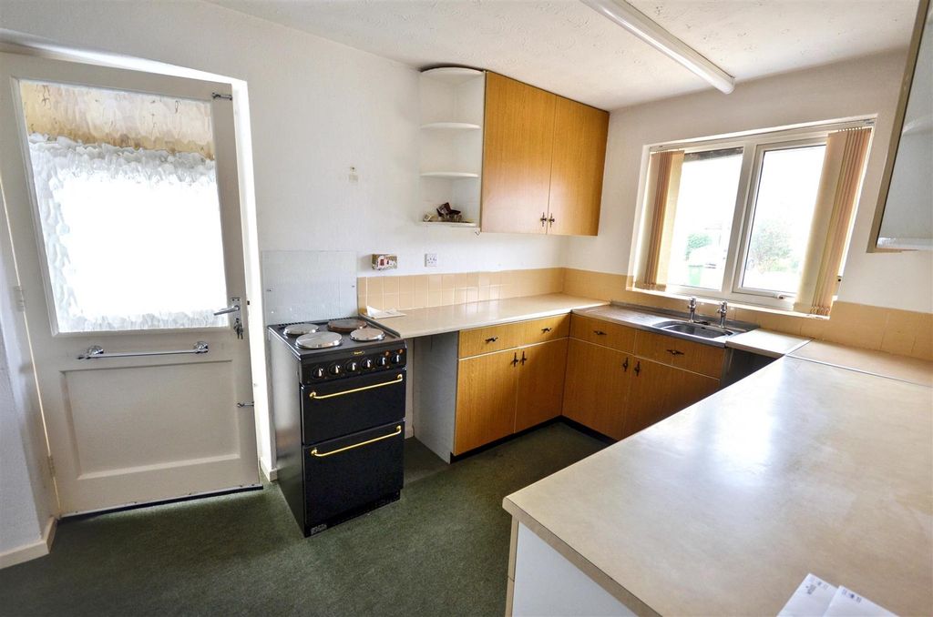 Property photo 2 of 12 Kitchen