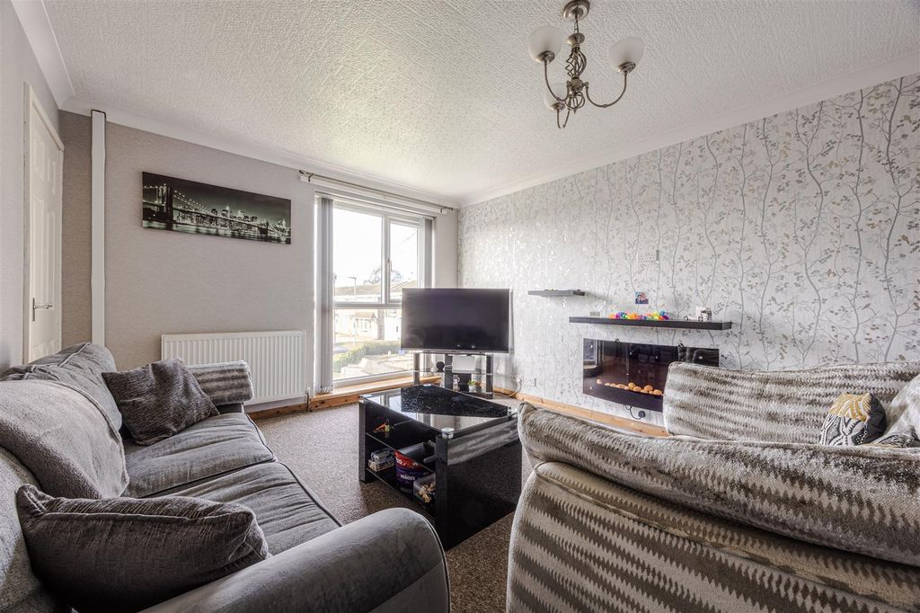 Property photo 3 of 9 Lounge