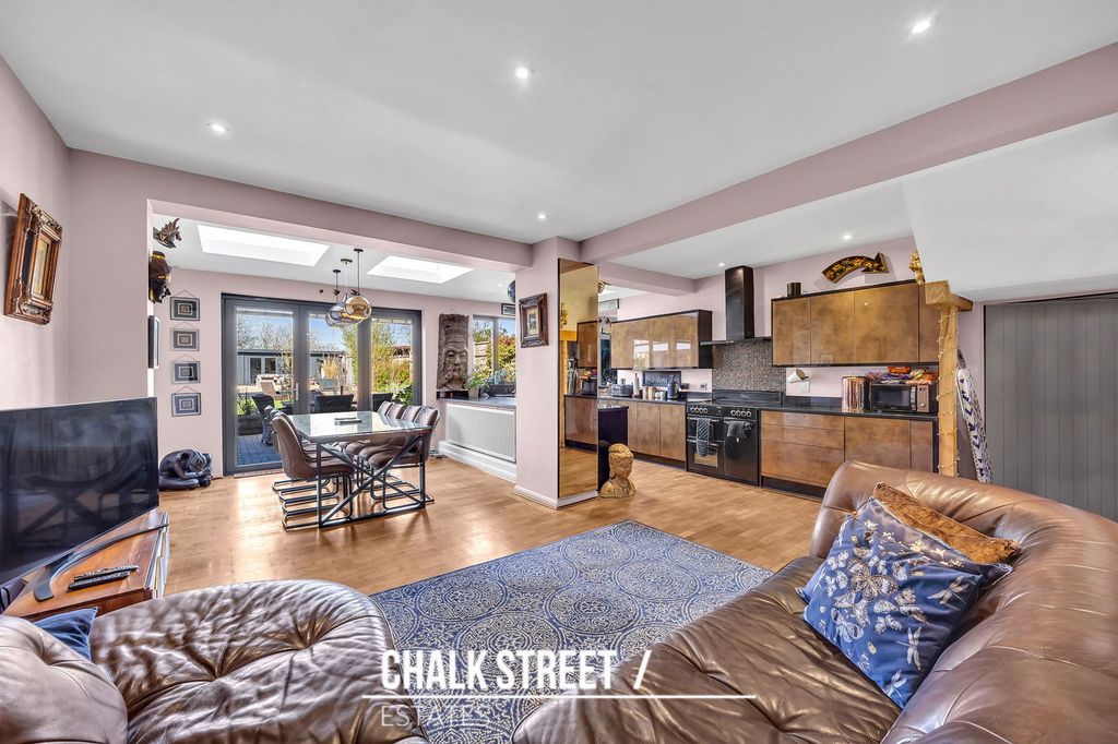 Property photo 2 of 31