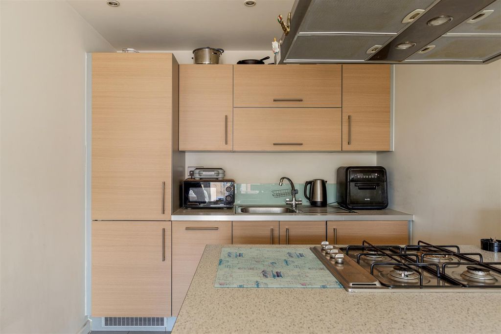 Property photo 3 of 24 Queen Mary Avenue, E18