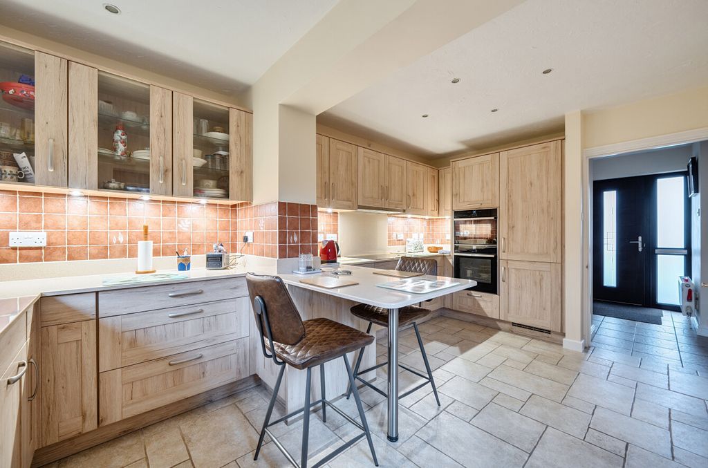 Property photo 2 of 16 1388748-15-693Aeb...