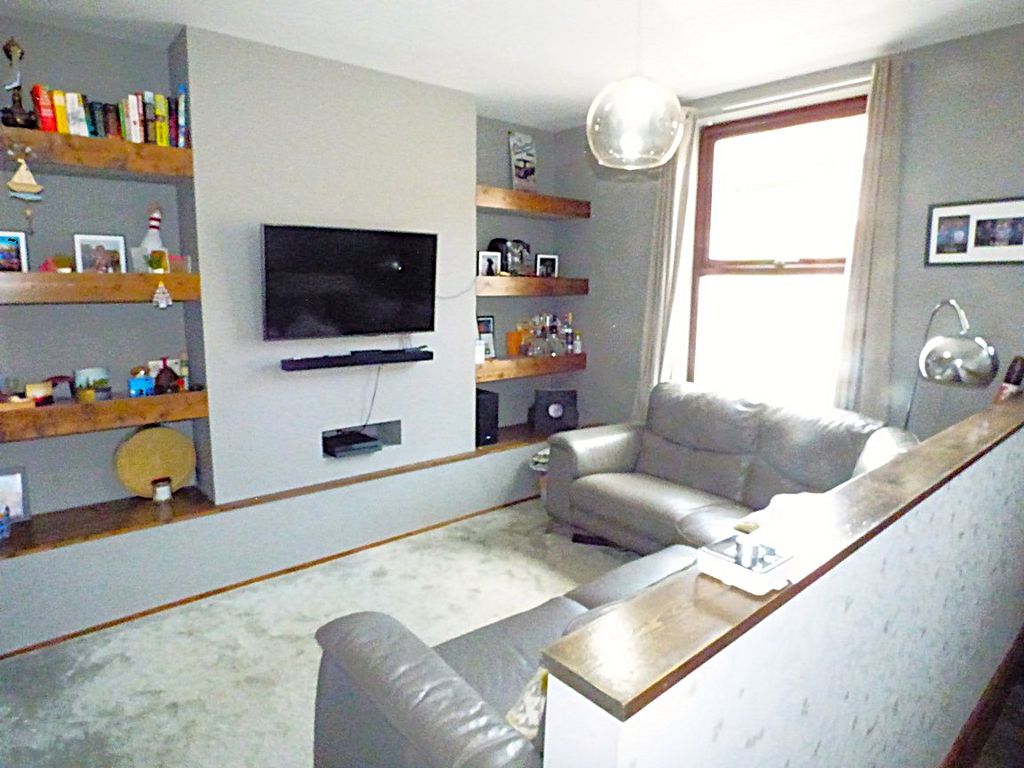 Property photo 3 of 12 Lounge
