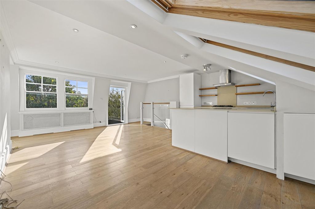Property photo 2 of 9 Batoum Gardens