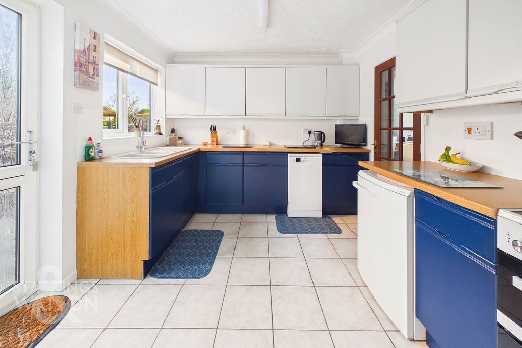 Property photo 3 of 28