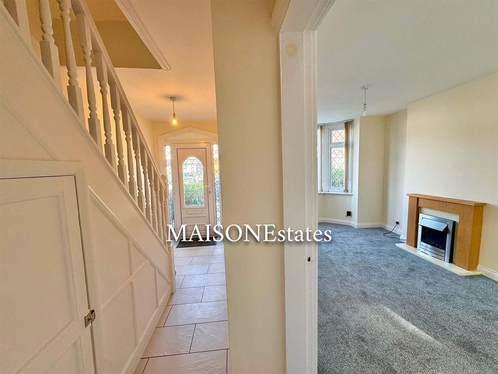 Property photo 3 of 16 Entrance Hallway.Jpg
