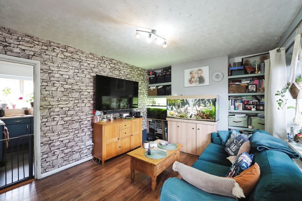 Property photo 2 of 20 Modern And Airy Lounge