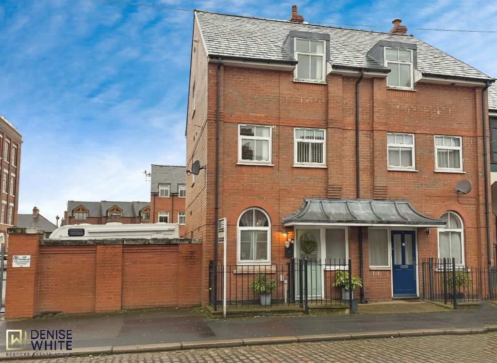 Property photo 3 of 30 Front Aspect