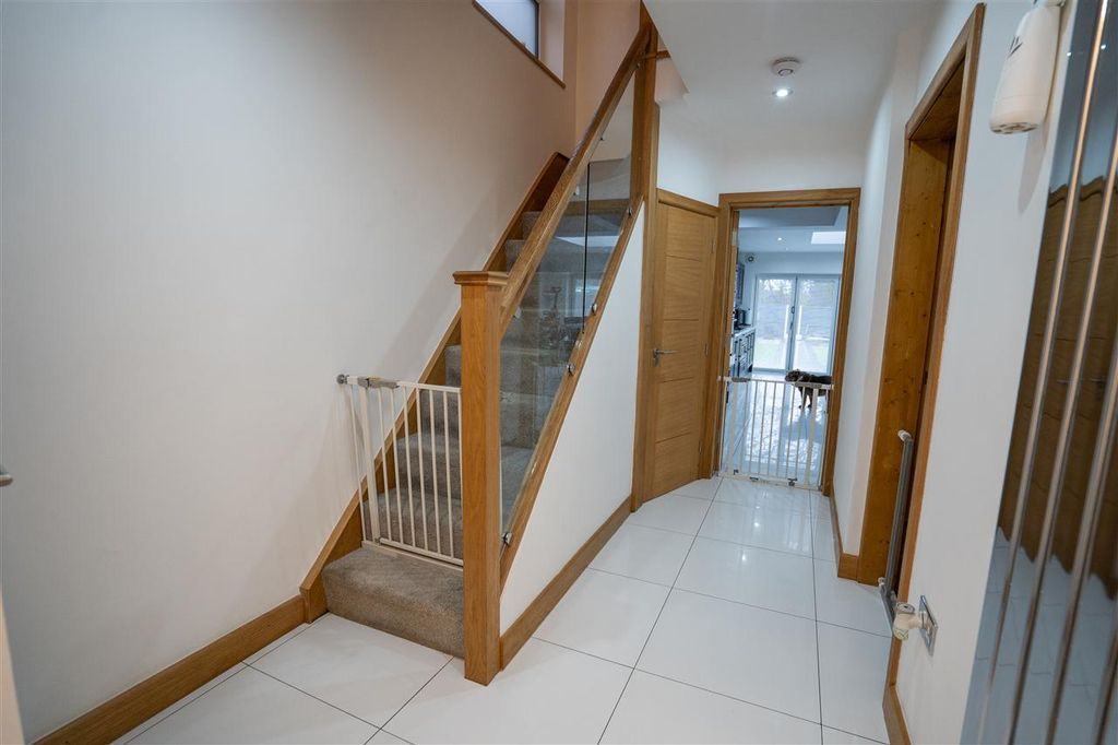 Property photo 2 of 21 Entrance Hallway