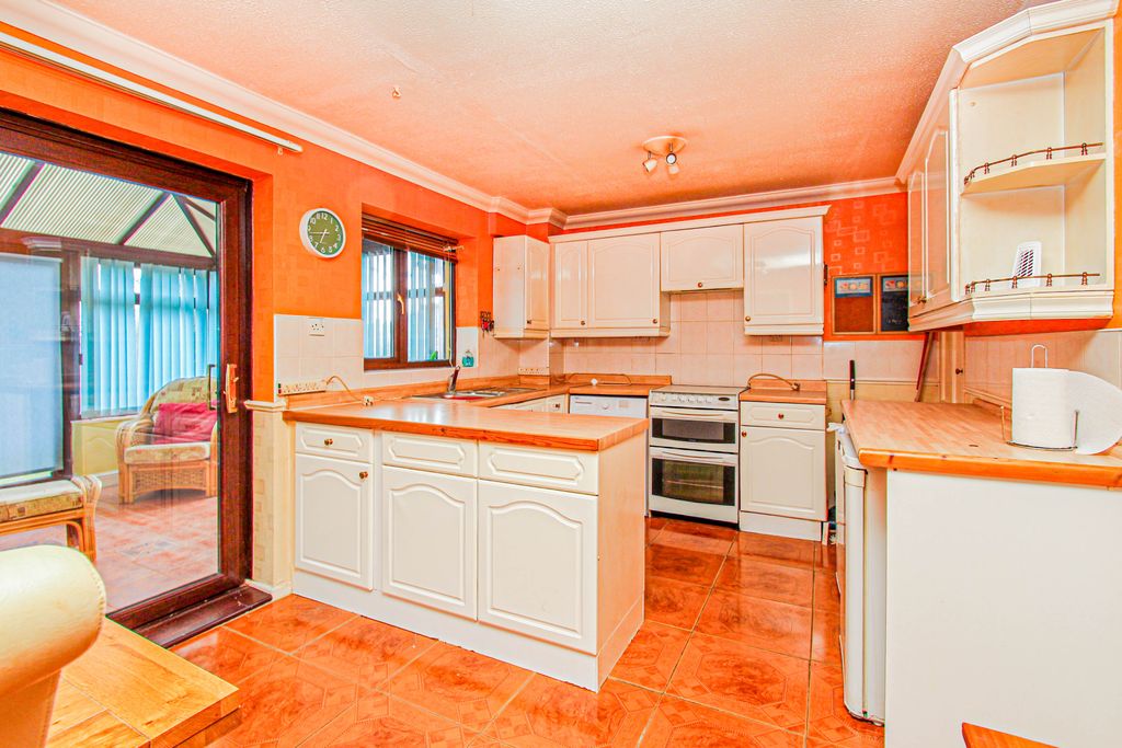 Property photo 2 of 11 Kitchen/Dining Room