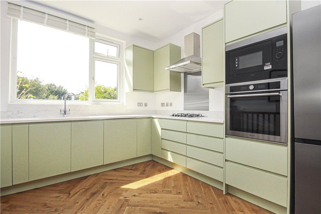 Property photo 3 of 19 Kitchen