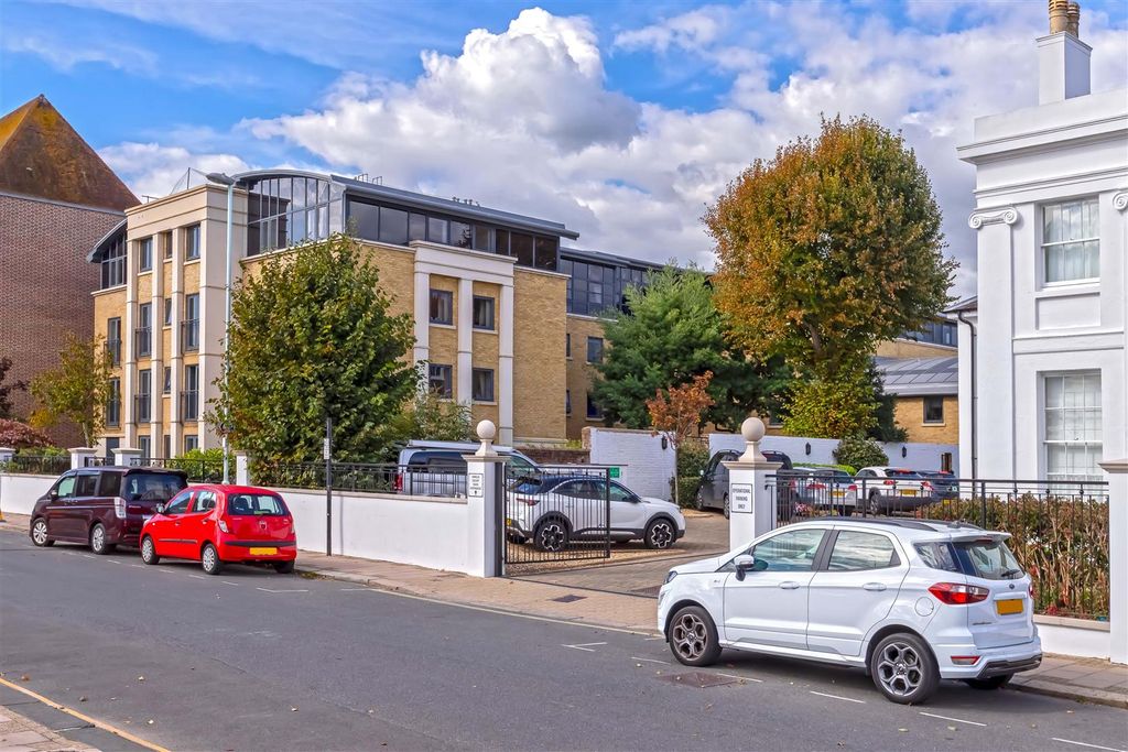 Property photo 1 of 16 Amelia Court_14.Jpg