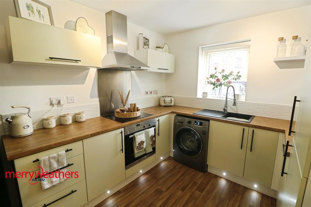 Property photo 3 of 19 Kitchen