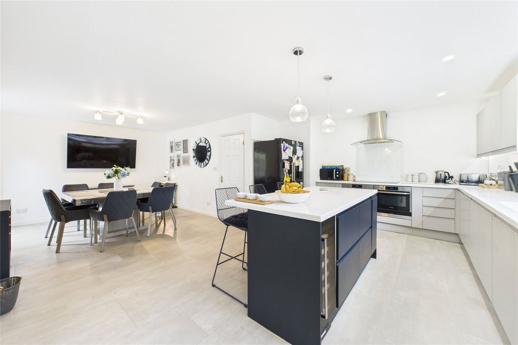 Property photo 2 of 19 Picture No. 15