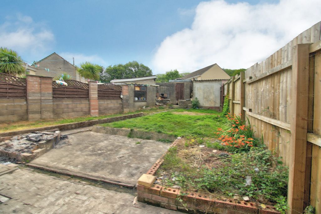 Property photo 3 of 12 05D84133-583C-4D3B-9381-912B81492Ffb