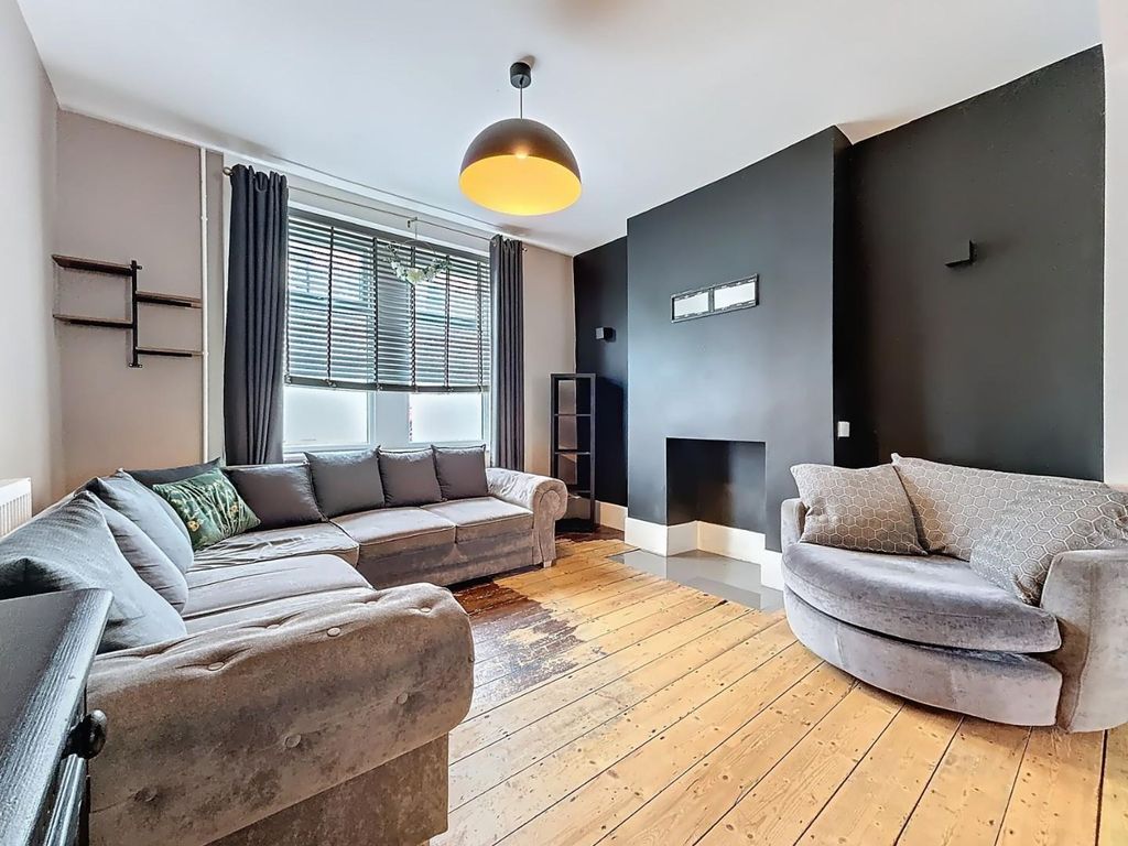 Property photo 2 of 17 Lounge