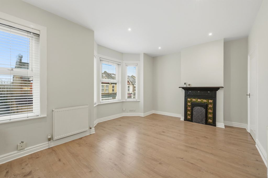 Property photo 2 of 8 Picture No. 12