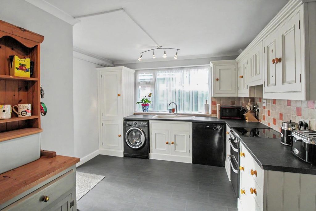 Property photo 3 of 17 Kitchen