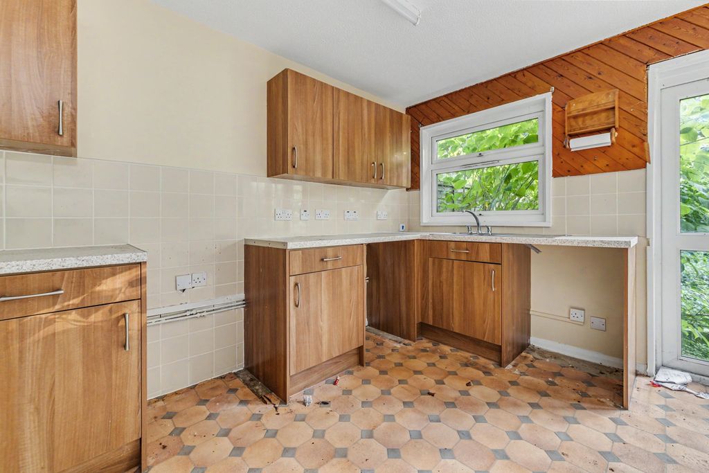 Property photo 3 of 18 31 Sandhurst Close, Royal Tunbridge Wells, Kent, Tn2 3st