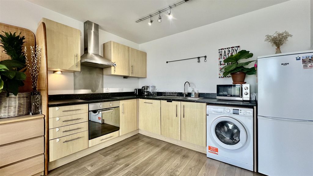 Property photo 2 of 7 Kitchen