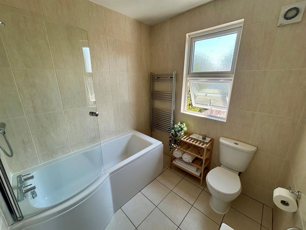 Property photo 3 of 14 Bath 2.Jpg