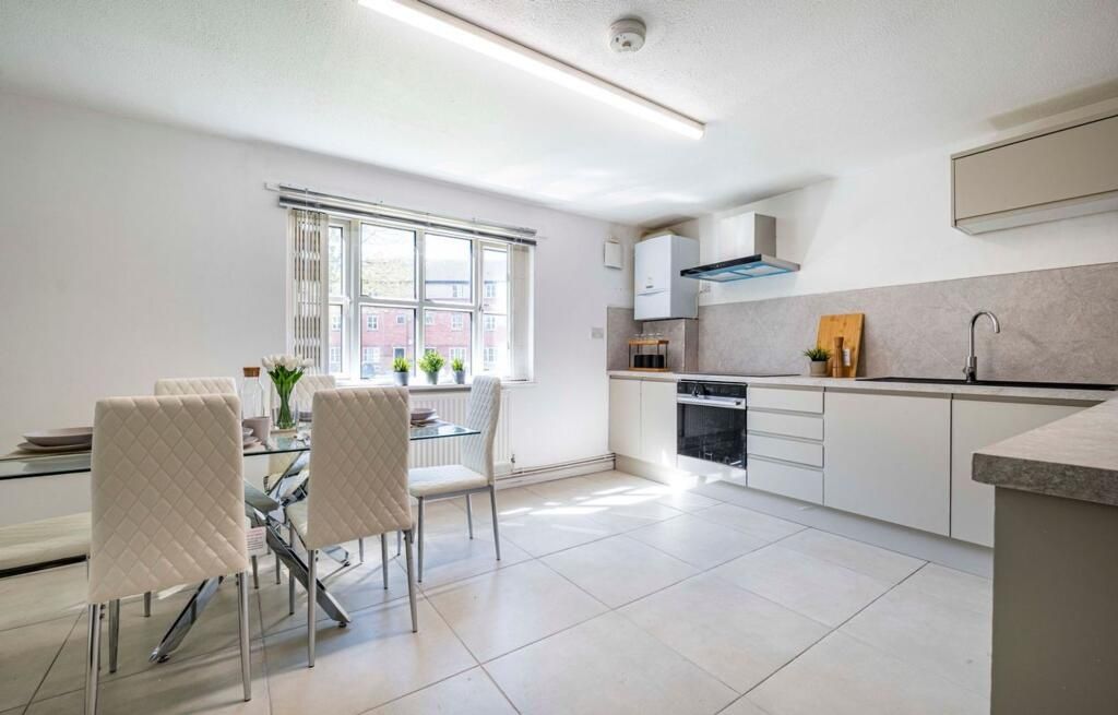 Property photo 2 of 11 Bright Modern Kitchen With A Glass Dining Table An...