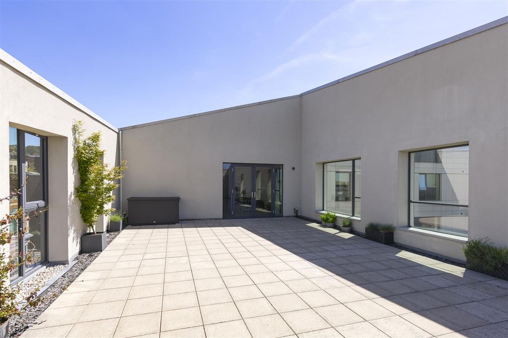 Property photo 3 of 26 34-The-Bellerby-Apartments,-Leapale-Lane,-Guildfor