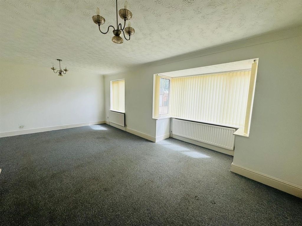 Property photo 3 of 16 Lounge