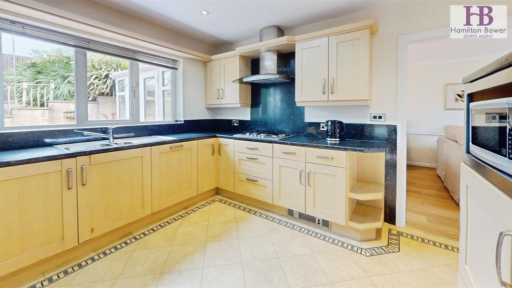 Property photo 3 of 20 97B47E01-13-Chelsea-Mansions-09042025_153438.Jpg