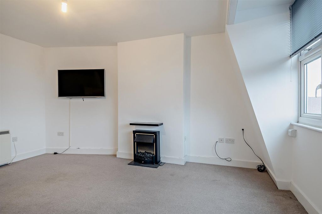 Property photo 3 of 9 8671404-Interior17-800.Jpg