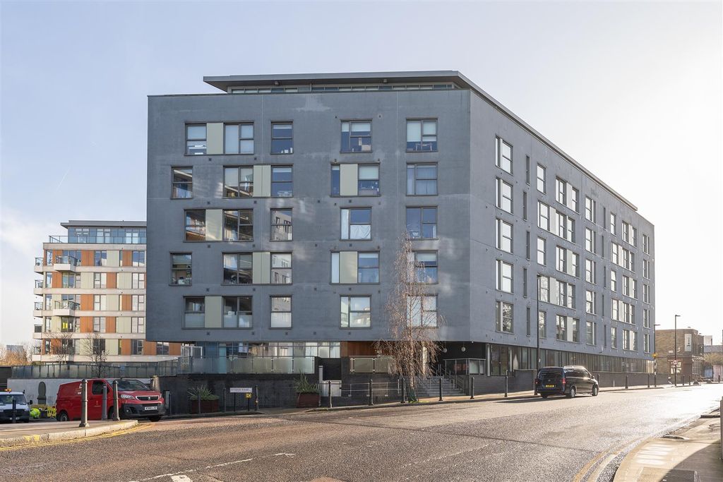 Property photo 2 of 27 Wick Lane, E3