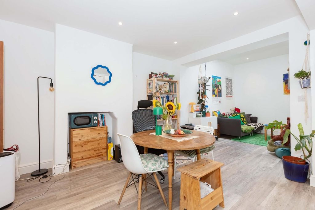 Property photo 2 of 12 Blatchington Rd_7.Jpg