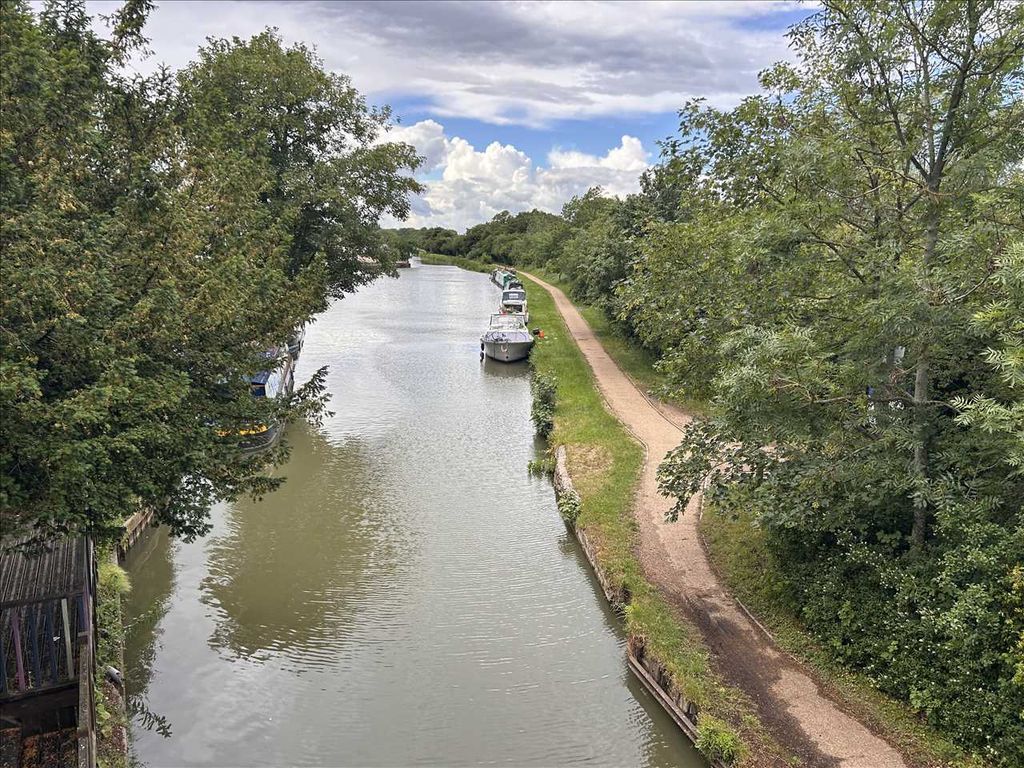 Property photo 2 of 16 Canal