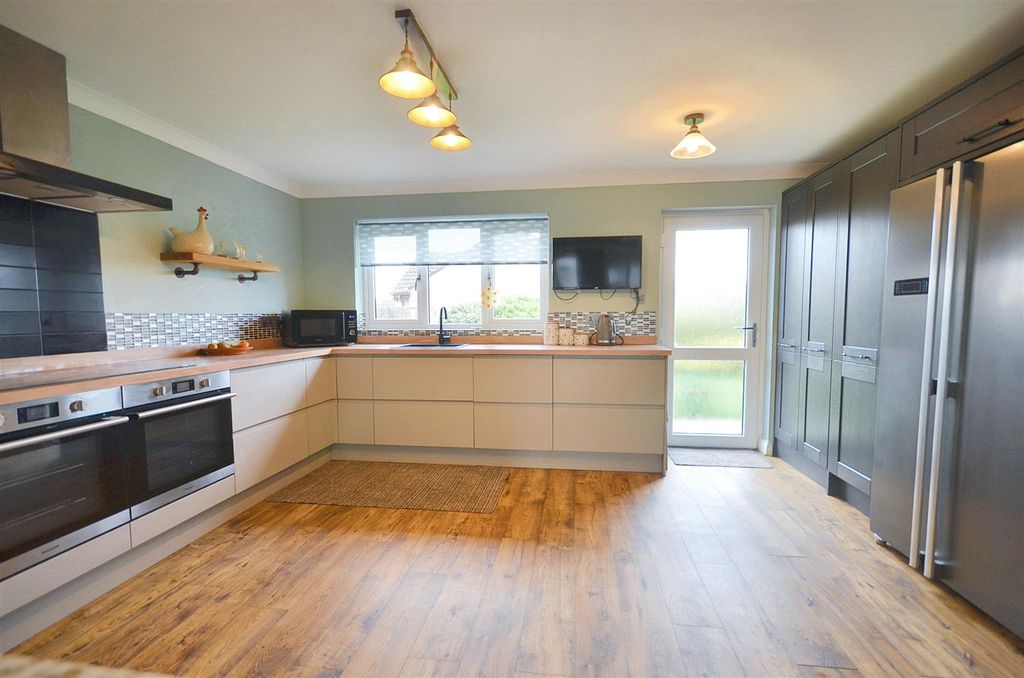 Property photo 3 of 10 Kitchen