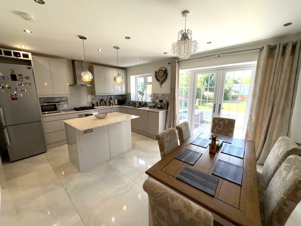Property photo 3 of 16 11Boleyndrivekitchen