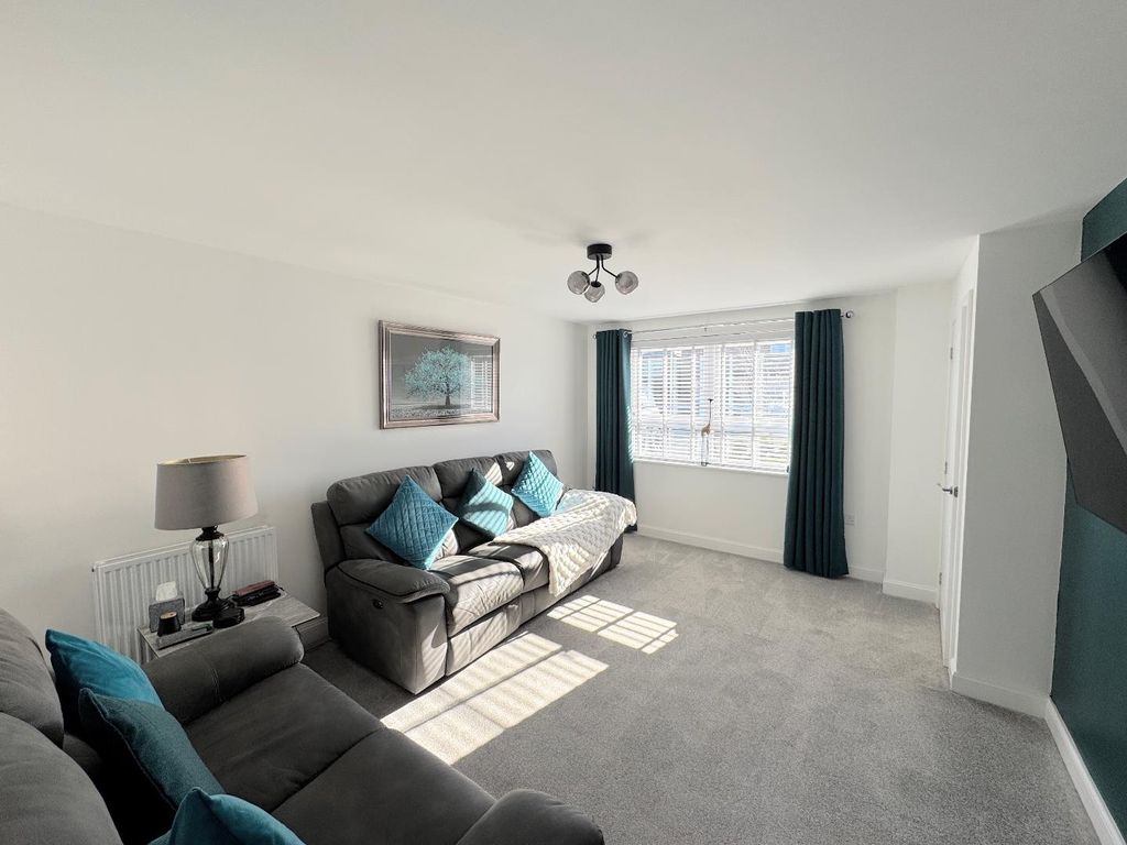 Property photo 2 of 14 Lounge