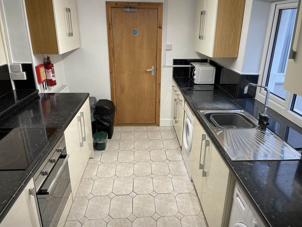 Property photo 2 of 18 Kitchen 1