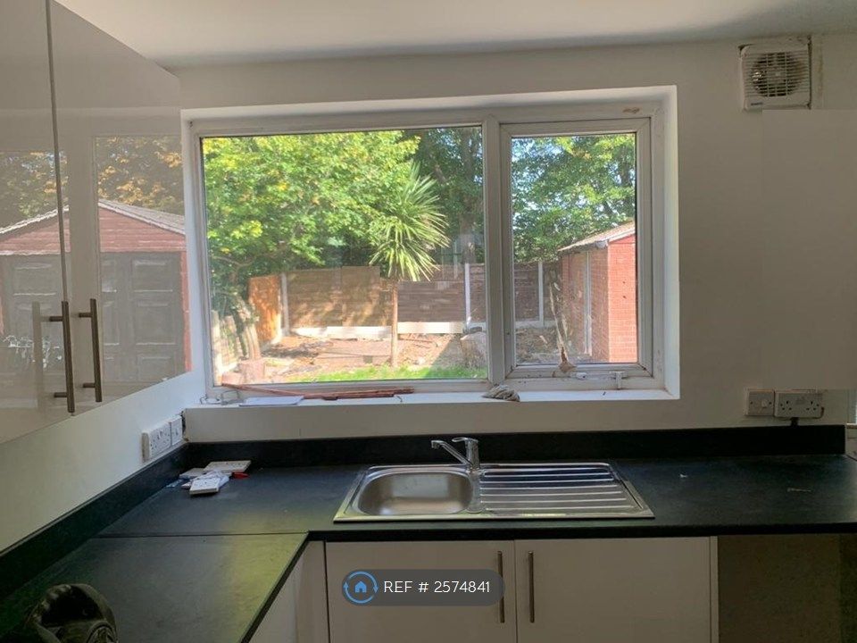 Property photo 3 of 9 Kitchen