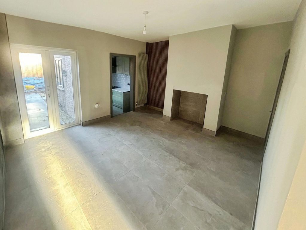 Property photo 3 of 8 Liivng Space