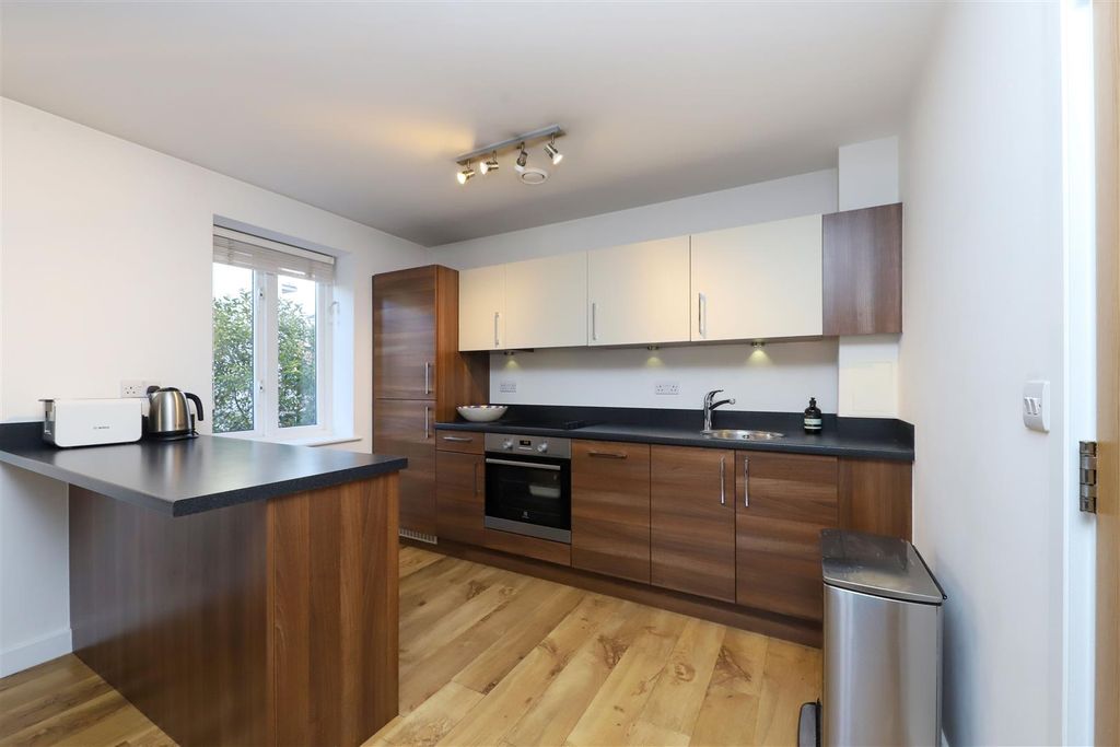 Property photo 3 of 11 Kitchen