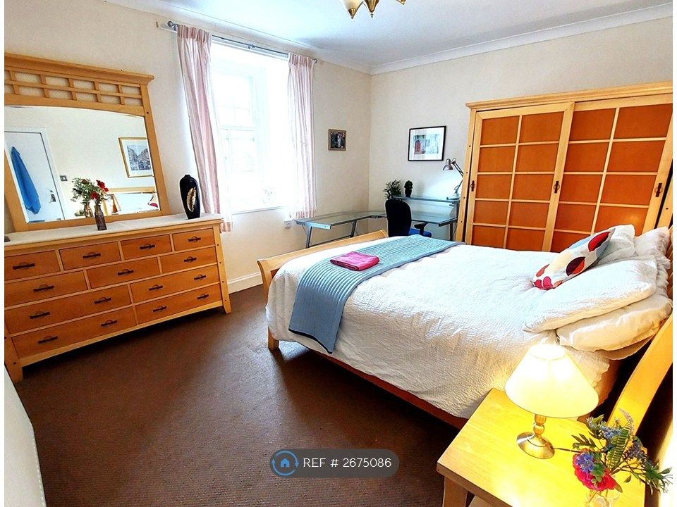 Property photo 3 of 6 King-Sized Room - £650/Mo