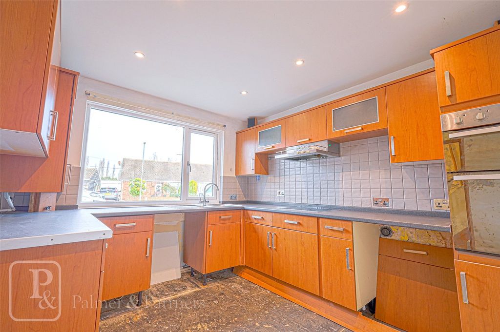 Property photo 3 of 8 Kitchen