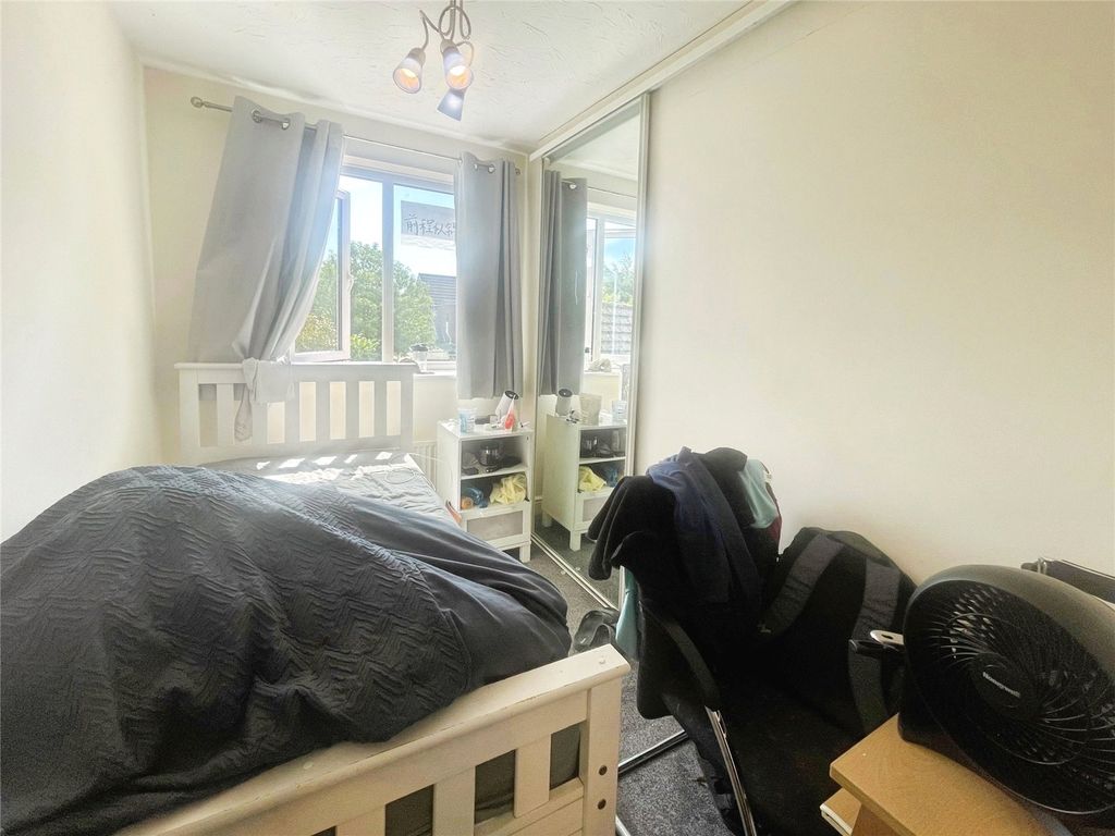 Property photo 2 of 6 Bedroom