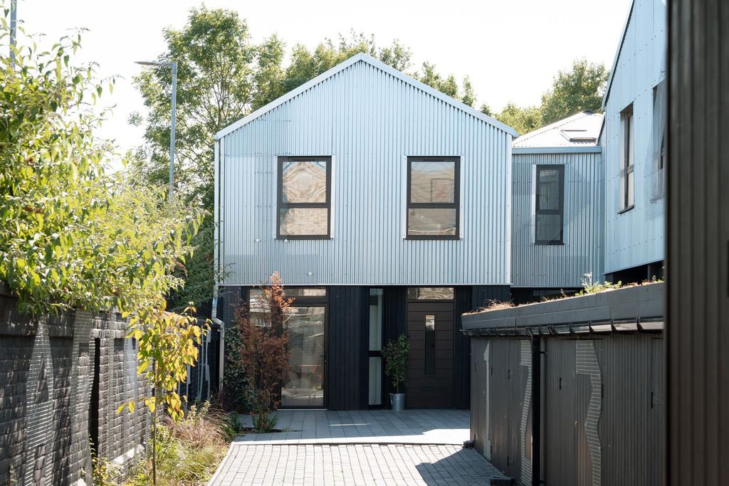 Property photo 1 of 27
