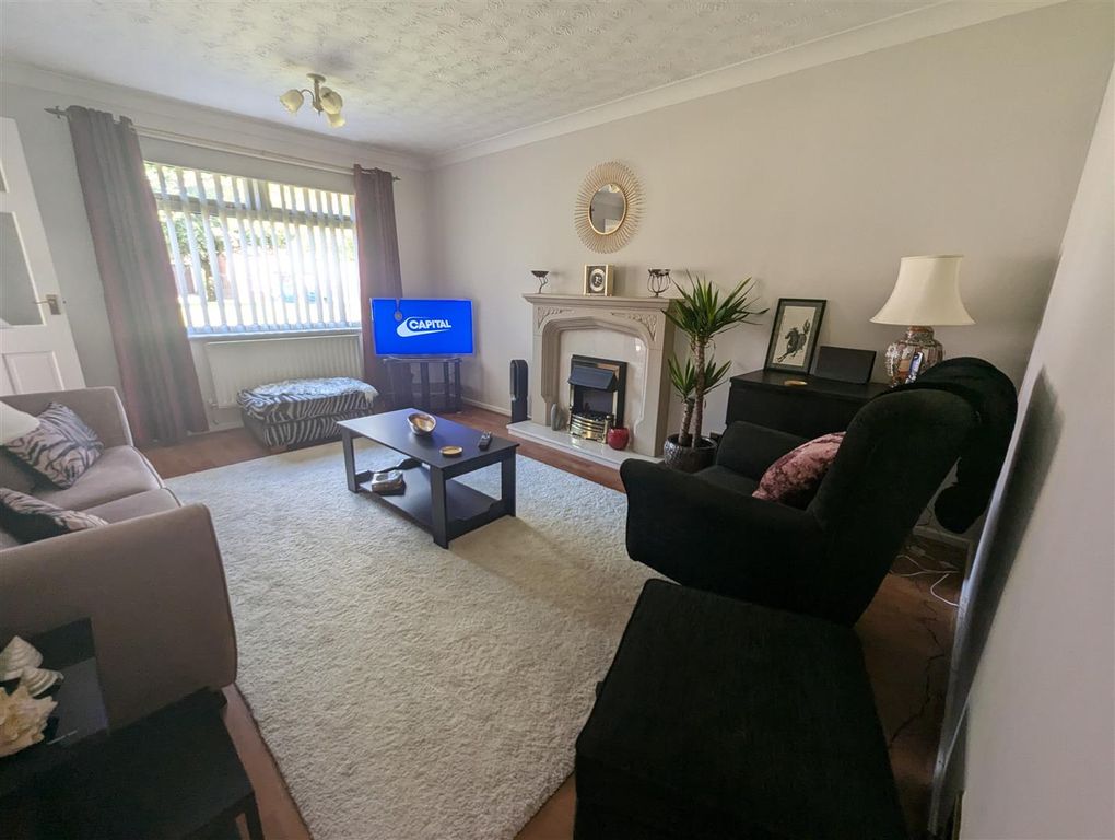 Property photo 3 of 13 Lounge