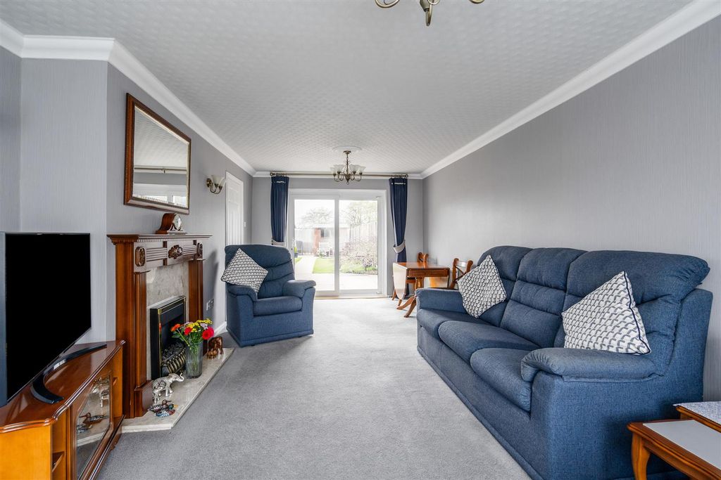 Property photo 3 of 11 39 Hobs Meadow_11.Jpg