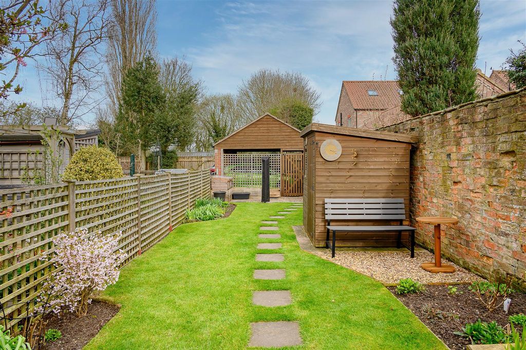 Property photo 3 of 28 Garden
