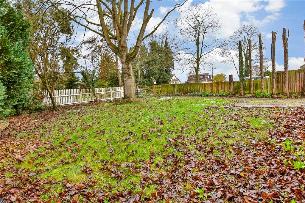 Property photo 2 of 7 Front Garden