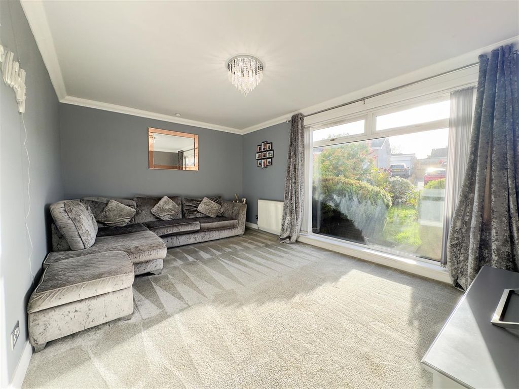 Property photo 2 of 29 Lounge