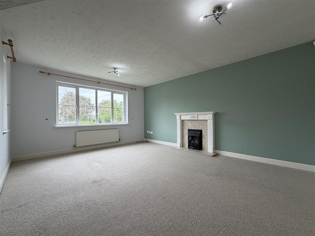 Property photo 2 of 21 Generous Lounge 524