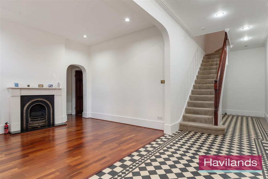 Property photo 3 of 22 Broad Walk-13.Jpg